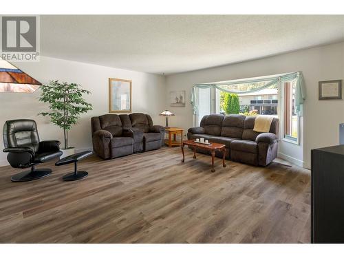 325 Yates Road, Kelowna, BC - Indoor Photo Showing Living Room