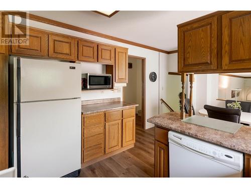 325 Yates Road, Kelowna, BC - Indoor Photo Showing Kitchen