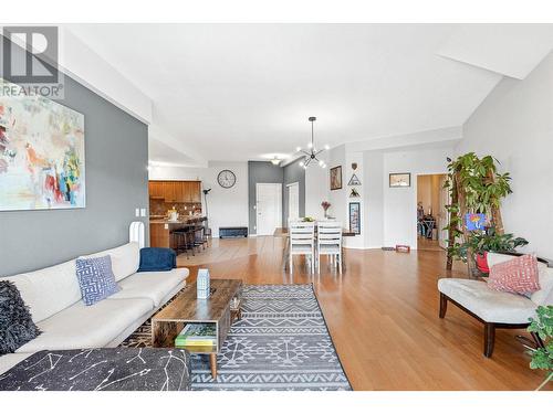 1905 Pandosy Street Unit# 303, Kelowna, BC - Indoor Photo Showing Living Room