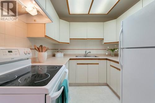 993 Klo Road Unit# 101, Kelowna, BC - Indoor Photo Showing Kitchen With Double Sink