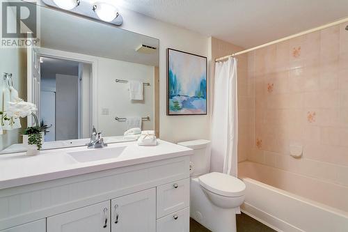 993 Klo Road Unit# 101, Kelowna, BC - Indoor Photo Showing Bathroom