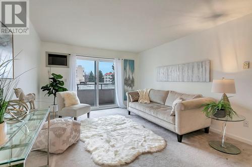 993 Klo Road Unit# 101, Kelowna, BC - Indoor Photo Showing Living Room