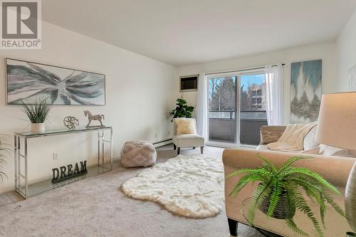 993 Klo Road Unit# 101, Kelowna, BC - Indoor Photo Showing Living Room