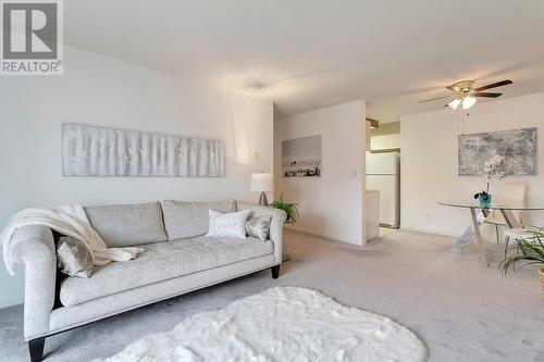 993 Klo Road Unit# 101, Kelowna, BC - Indoor Photo Showing Living Room