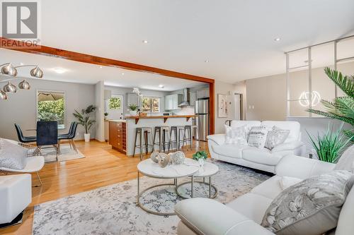 1264 Rio Drive, Kelowna, BC - Indoor Photo Showing Living Room