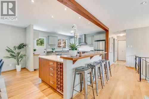 1264 Rio Drive, Kelowna, BC - Indoor Photo Showing Kitchen