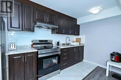 64 Lanark Circle, Brampton (Credit Valley), ON - Indoor Photo Showing Kitchen