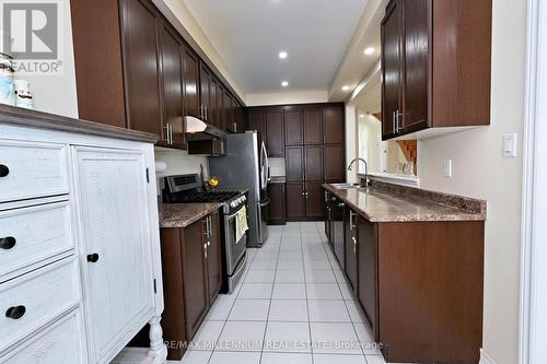 64 Lanark Circle, Brampton (Credit Valley), ON - Indoor Photo Showing Kitchen