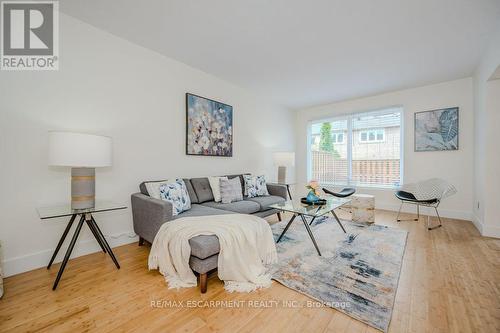 77 - 5219 Banting Court, Burlington (Appleby), ON - Indoor Photo Showing Living Room