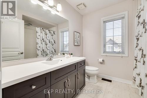 32 - 45 Royal Winter Drive, Hamilton (Binbrook), ON - Indoor Photo Showing Bathroom