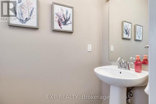 32 - 45 Royal Winter Drive, Hamilton (Binbrook), ON - Indoor Photo Showing Bathroom