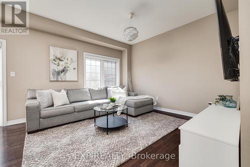 32 - 45 Royal Winter Drive, Hamilton (Binbrook), ON - Indoor Photo Showing Living Room