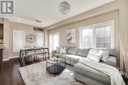 32 - 45 Royal Winter Drive, Hamilton (Binbrook), ON - Indoor Photo Showing Living Room