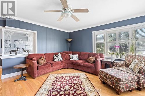 11 Meadowvale Drive, St. Catharines, ON - Indoor Photo Showing Living Room