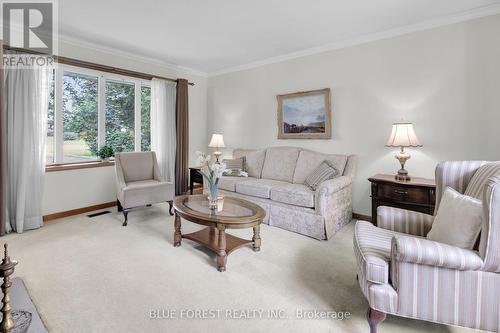 1026 Crumlin Side Road, London, ON - Indoor Photo Showing Living Room