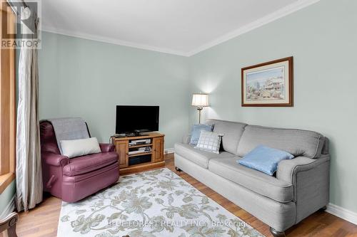 1026 Crumlin Side Road, London, ON - Indoor Photo Showing Living Room