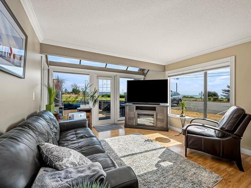 101-2740 Island Hwy South, Campbell River, BC - Indoor Photo Showing Living Room