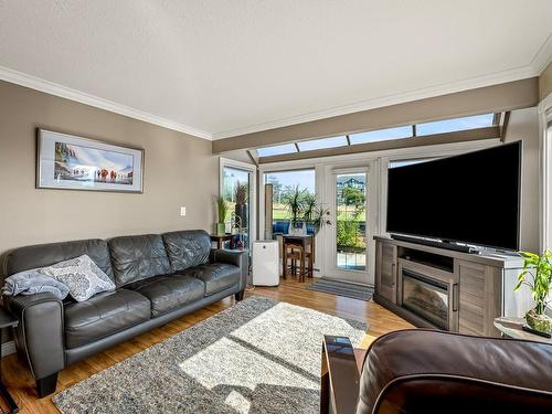 101-2740 Island Hwy South, Campbell River, BC - Indoor Photo Showing Living Room