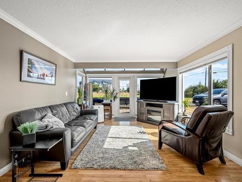 101-2740 Island Hwy South, Campbell River, BC - Indoor Photo Showing Living Room