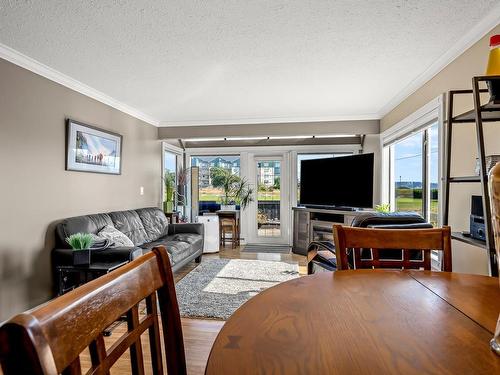 101-2740 Island Hwy South, Campbell River, BC - Indoor Photo Showing Living Room