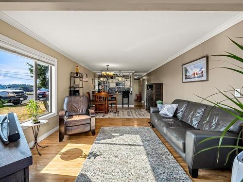 101-2740 Island Hwy South, Campbell River, BC - Indoor Photo Showing Living Room