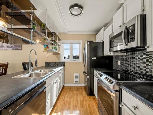 101-2740 Island Hwy South, Campbell River, BC - Indoor Photo Showing Kitchen With Double Sink