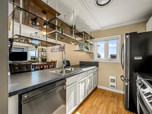 101-2740 Island Hwy South, Campbell River, BC - Indoor Photo Showing Kitchen With Double Sink