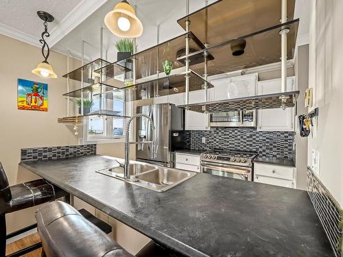 101-2740 Island Hwy South, Campbell River, BC - Indoor Photo Showing Kitchen With Double Sink