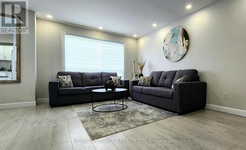 14 Herrell Avenue, Barrie (Painswick North), ON - Indoor Photo Showing Living Room