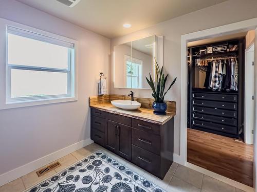 352 Powers Road, Kamloops, BC - Indoor Photo Showing Bathroom