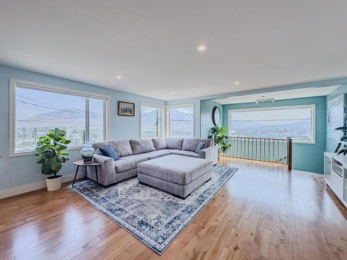 352 Powers Road, Kamloops, BC - Indoor Photo Showing Living Room