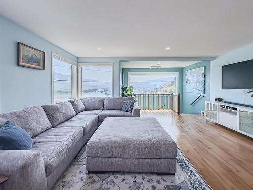 352 Powers Road, Kamloops, BC - Indoor Photo Showing Living Room