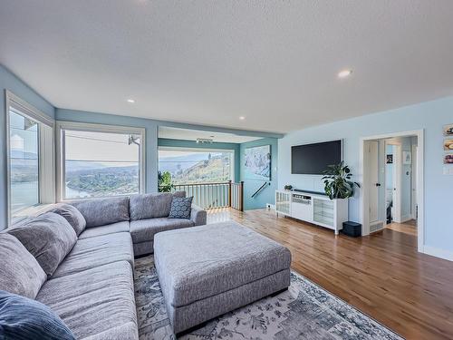 352 Powers Road, Kamloops, BC - Indoor Photo Showing Living Room