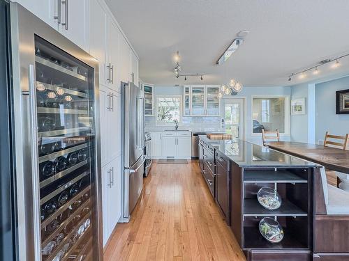 352 Powers Road, Kamloops, BC - Indoor Photo Showing Kitchen With Upgraded Kitchen