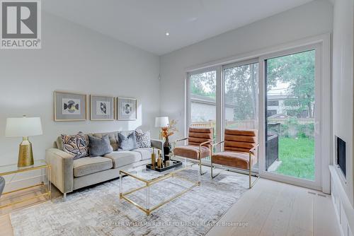 16A Maple Avenue N, Mississauga, ON - Indoor Photo Showing Living Room