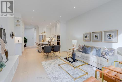 16A Maple Avenue N, Mississauga, ON - Indoor Photo Showing Living Room