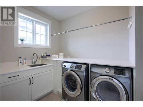 1373 Sladen Crescent, Kelowna, BC - Indoor Photo Showing Laundry Room