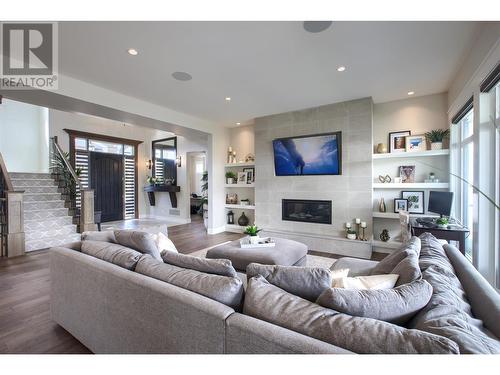 1373 Sladen Crescent, Kelowna, BC - Indoor Photo Showing Living Room With Fireplace