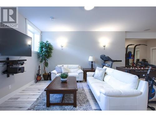 1373 Sladen Crescent, Kelowna, BC - Indoor Photo Showing Living Room