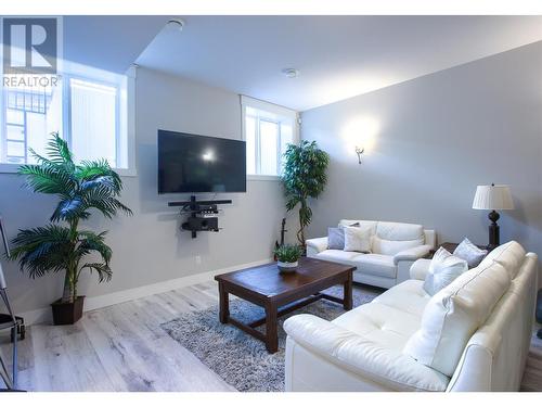 1373 Sladen Crescent, Kelowna, BC - Indoor Photo Showing Living Room