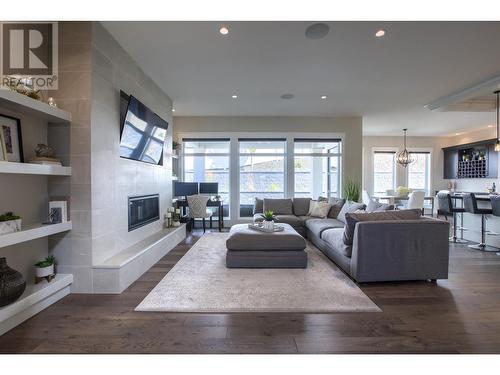 1373 Sladen Crescent, Kelowna, BC - Indoor Photo Showing Living Room With Fireplace