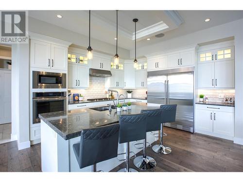 1373 Sladen Crescent, Kelowna, BC - Indoor Photo Showing Kitchen With Upgraded Kitchen