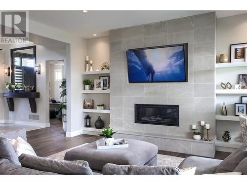 1373 Sladen Crescent, Kelowna, BC - Indoor Photo Showing Living Room With Fireplace