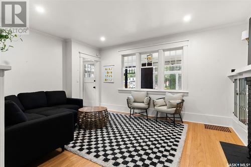 2106 Montague Street, Regina, SK - Indoor Photo Showing Living Room