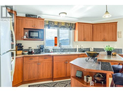 18125 Hereford Road, Lake Country, BC - Indoor Photo Showing Kitchen With Double Sink