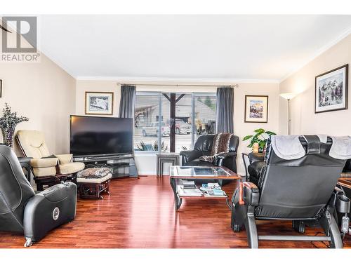 18125 Hereford Road, Lake Country, BC - Indoor Photo Showing Living Room