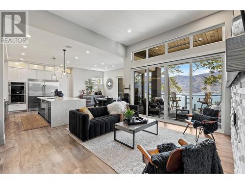 3324 Black Pine Lane, Kelowna, BC - Indoor Photo Showing Living Room