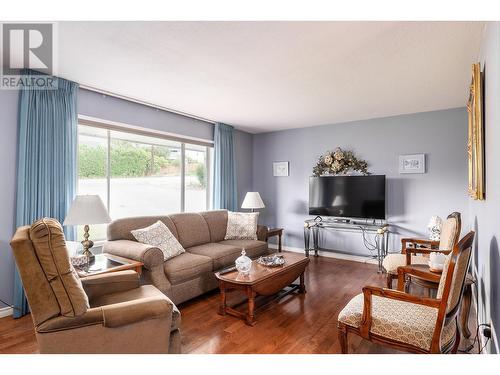 2824 Lower Glenrosa Road, West Kelowna, BC - Indoor Photo Showing Living Room