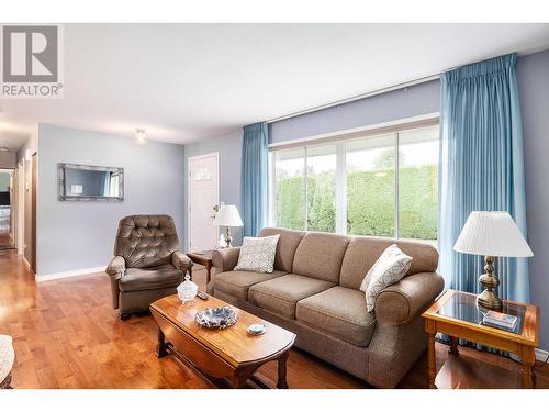 2824 Lower Glenrosa Road, West Kelowna, BC - Indoor Photo Showing Living Room