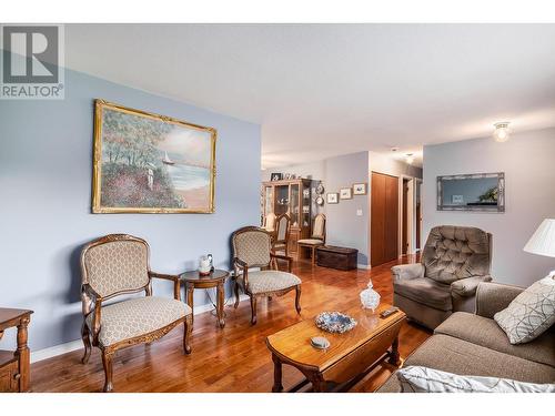 2824 Lower Glenrosa Road, West Kelowna, BC - Indoor Photo Showing Living Room